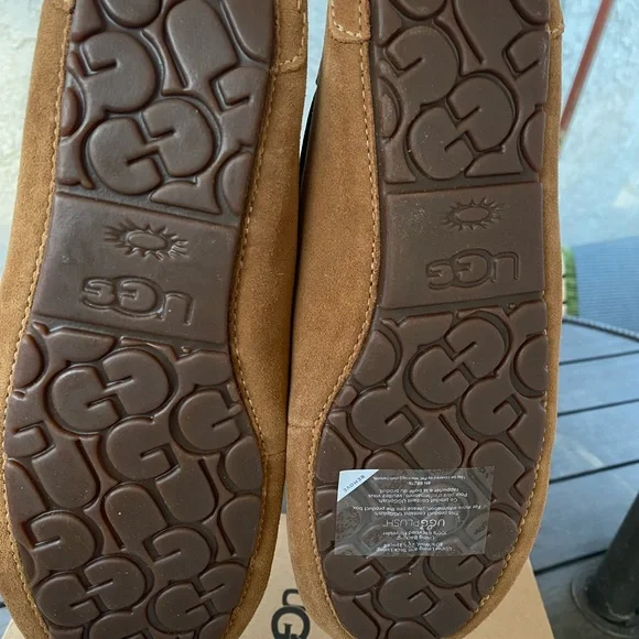 Women’s UGG slippers size 10 - Picture 4 of 4